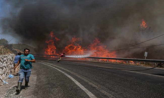Трети ден бушува горски пожар в Мармарис