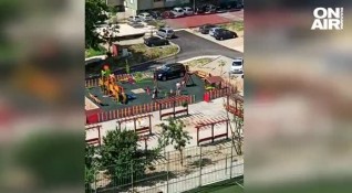 Автомобил се вряза в детска площадка в Сливен тази сутрин