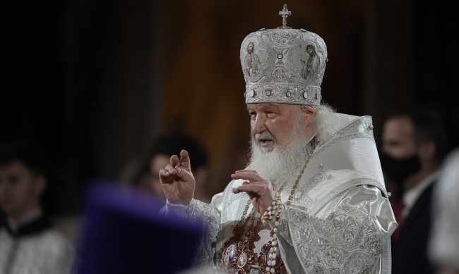 Руският патриарх падна по време на служба