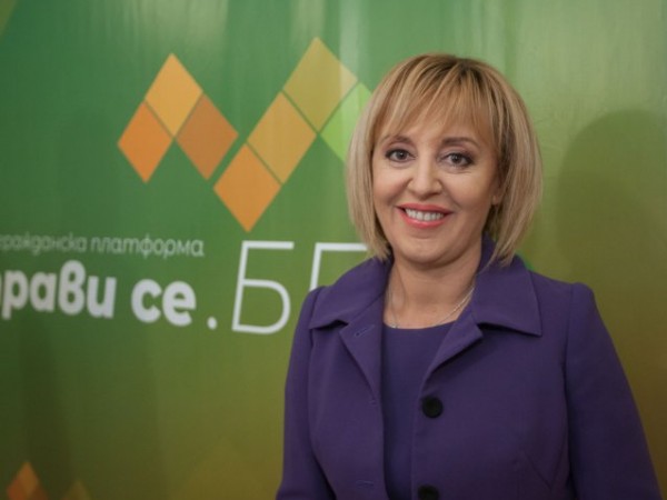 Мая Манолова внася подписка с искания в Народното събрание. От