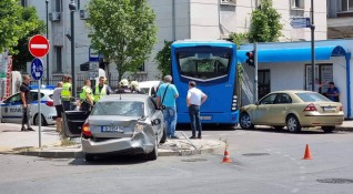 Автобус на градския транспорт с пътници се вряза в бетонната