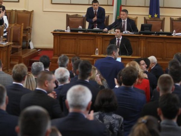Очакваме от българските депутати, най-представителната извадка от народа, да проявяват