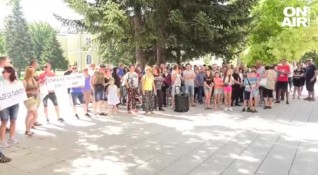 Жители на Враца излязоха на протест пред общината заради разкопани