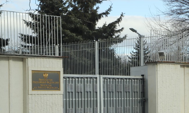 Русия затваря консулските служби в България