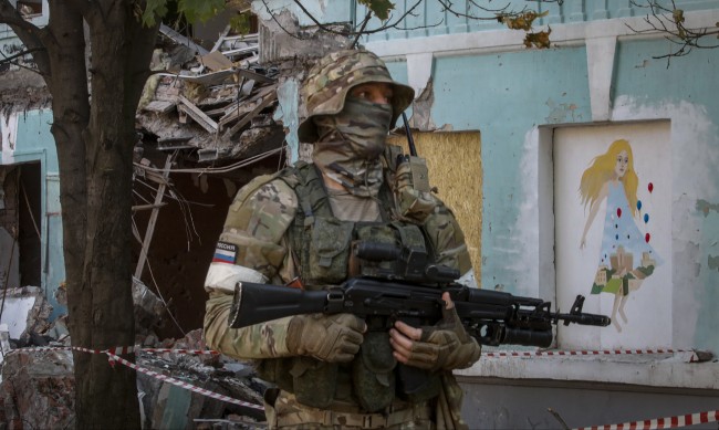 Руснаците започват да събарят къщи в Мариупол