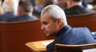 Лидерът на Възраждане Костадин Костадинов се извини на избирателите си