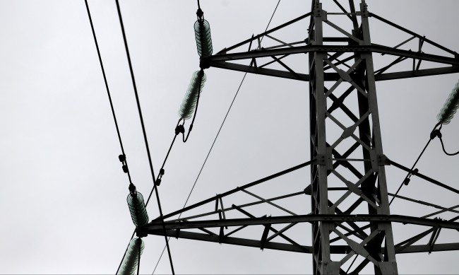 Жители на над 10 села се оплакват от внезапни спирания на тока