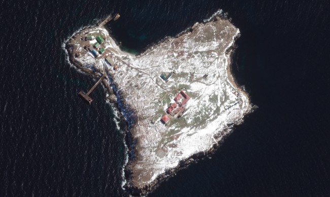 Руските сили напускат Змийския остров