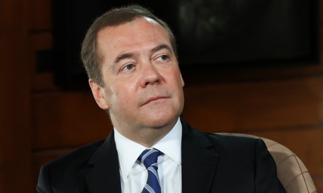 Медведев предупреди: Санкциите може да бъдат повод за война
