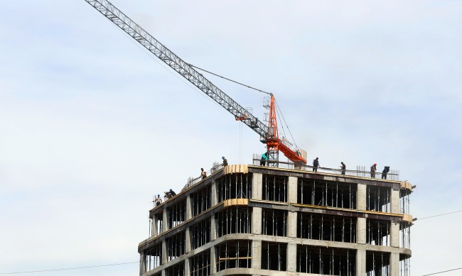 Ръстът на цените на строителни материали спира имотите "на зелено"