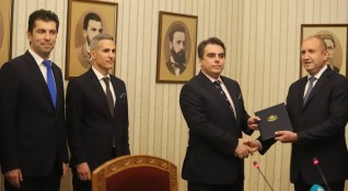 Президентът Румен Радев връчи мандата за съставяне на правителство на