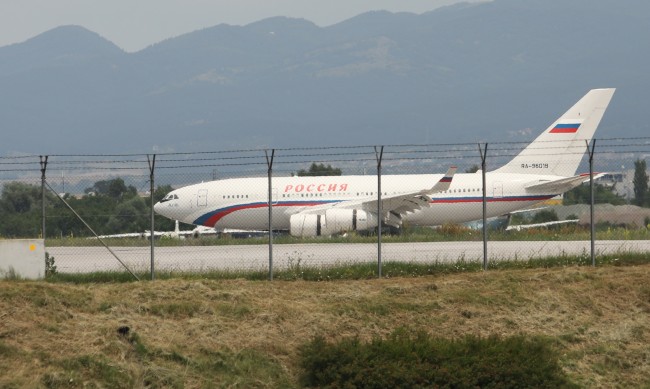 Кацнаха двата самолета, които ще отведат изгонените руски дипломати 