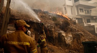 53 пожара пламнаха в Гърция само за денонощие Мащабна е