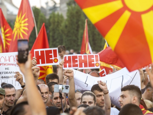 Продължава протестът пред сградата на правителството в Северна Македония съобщи