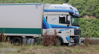 ТИР удари камион спрял в аварийната лента на магистрала Тракия
