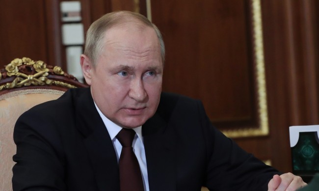 Контактуващите с Путин - под карантина и десетки тестове