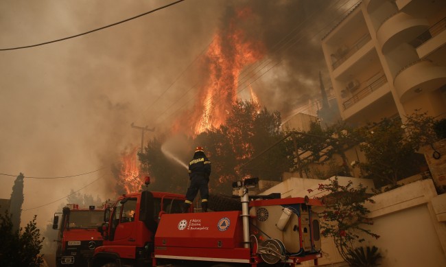 Евакуираха манастир и хотел заради пожарите в Гърция