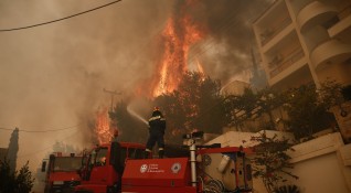 Горски пожар гори неконтролируемо на три фронта край град Амфиса