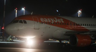 Полет на Easyjet пътуващ от Лондон за испанския ваканционен остров