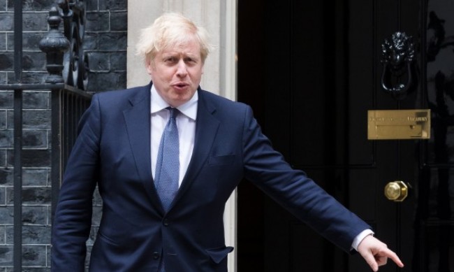 Двама министри на Борис Джонсън подадоха оставки 