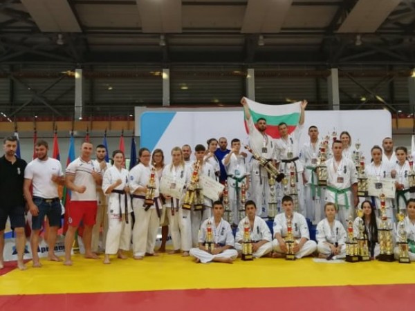 Силно представяне и много медали за български каратеки от Световната