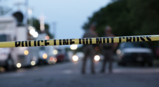 Няколко служители на реда застреляха мъж на магистрала в Западна