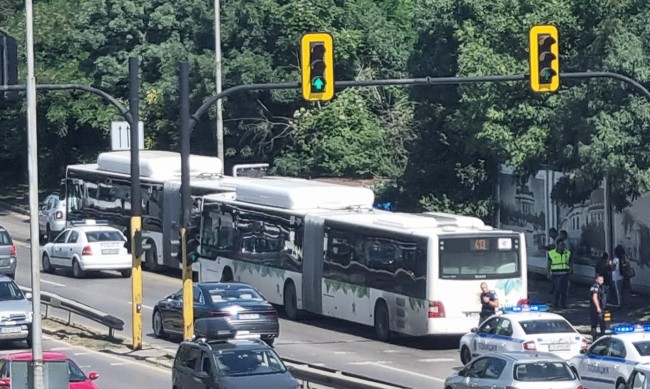 Два автобуса се удариха в София, 7 души са ранени