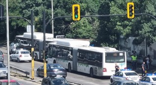 Два автобуса на градския транспорт се удариха на столичния булевард