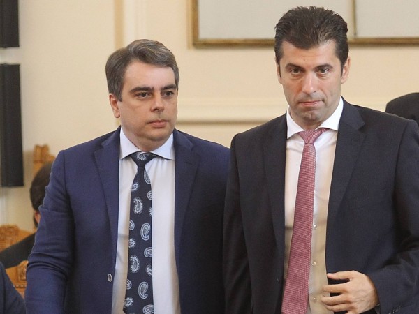 Номинираният за премиер Асен Василев съобщи, че връща мандата за