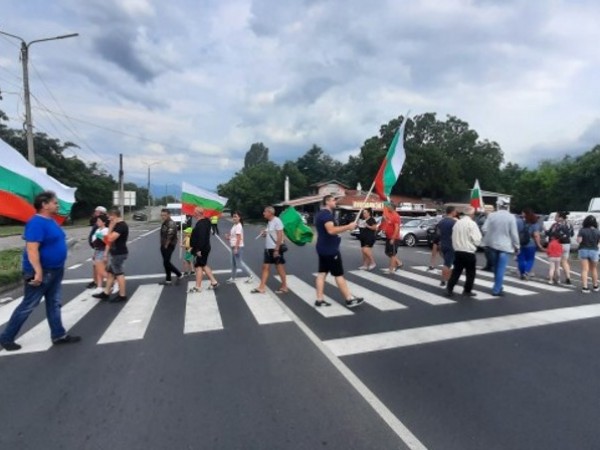 Протестиращи срещу поскъпването на горивата блокираха отново за 15 минути
