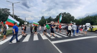 Протестиращи срещу поскъпването на горивата блокираха отново за 15 минути