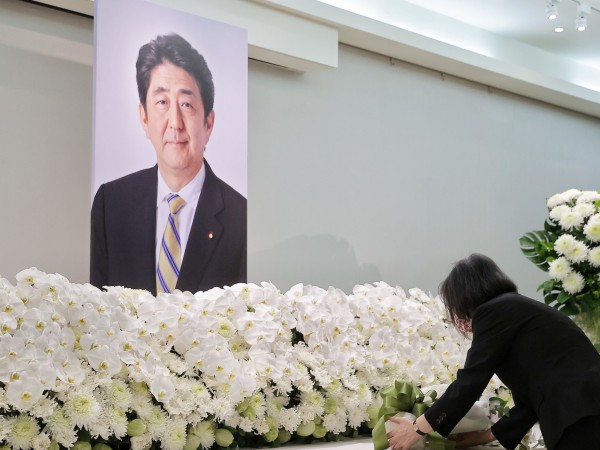 Варварското убийство на Шиндзо Абе, най-дълго управлявалият министър-председател на Япония,