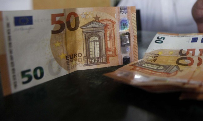 Еврото се изравни с долара за първи път от близо 20 г.