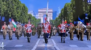 Франция отбелязва националния си празник с военен парад на булевард