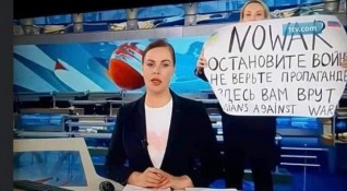 Руската медийна служителка Марина Овсяникова която доби известност през март