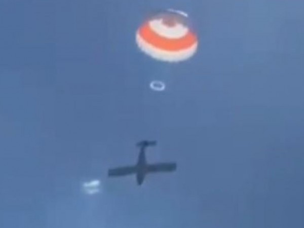 Малък самолет се приземи аварийно с помощта на парашут близо