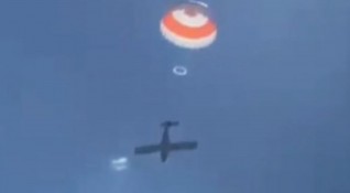 Малък самолет се приземи аварийно с помощта на парашут близо