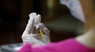 Защитата предлагана от COVID ваксините срещу инфекция с новия щам на