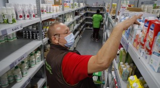 Руските купувачи преминават към по евтини хранителни продукти водени от спад