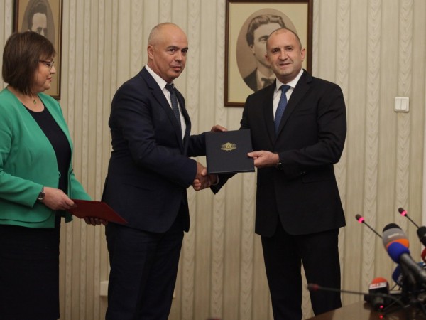 Президентът Румен Радев връчи третия мандат на Георги Свиленски от