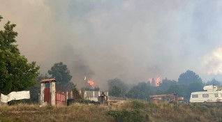 Голям пожар гори в източния край на Казанлък Огънят е