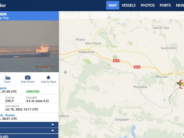 Кораб, плаващ под флага на Русия, е забелязан да превозва
