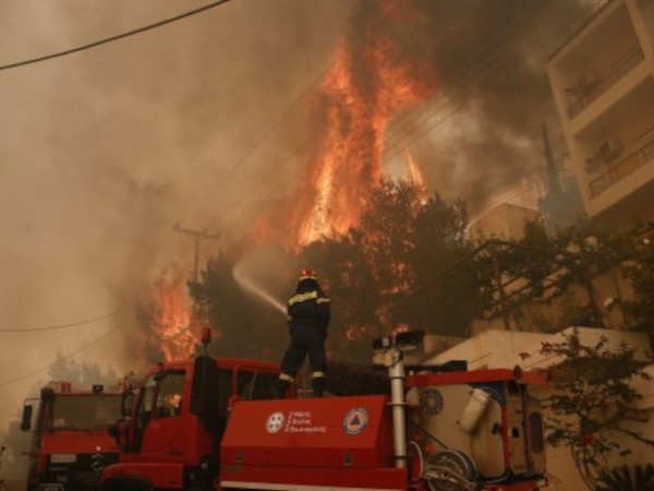Огромен пожар в близост до Атина принуди да се стигне