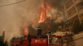 Огромен пожар в близост до Атина принуди да се стигне