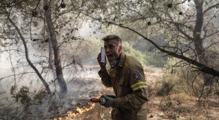 Втори ден гръцката столица Атина гори Екипи на противопожарната служба