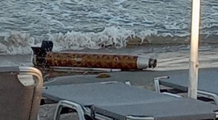 Военен боеприпас изплува на плажа между Поморие и Ахелой Той