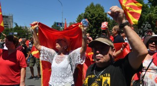 Опозицията в Северна Македония обяви че ще организира референдум в