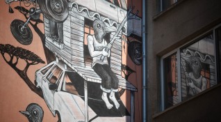 Снимка Димитър КьосемарлиевБелгийският художник Хейс Ванхее нарисува стенопис в центъра