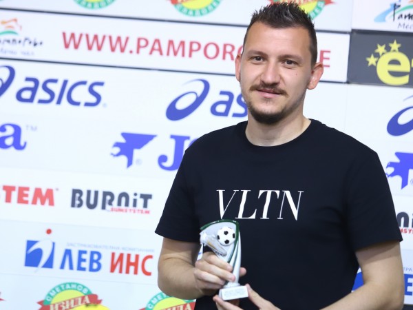 Футболистът на Ботев Пловдив и националния отбор Тодор Неделев даде