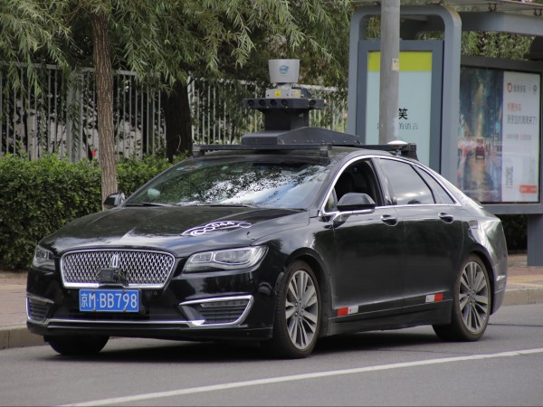 Китайска компания представи нови автомобили за таксита без шофьор, съобщи